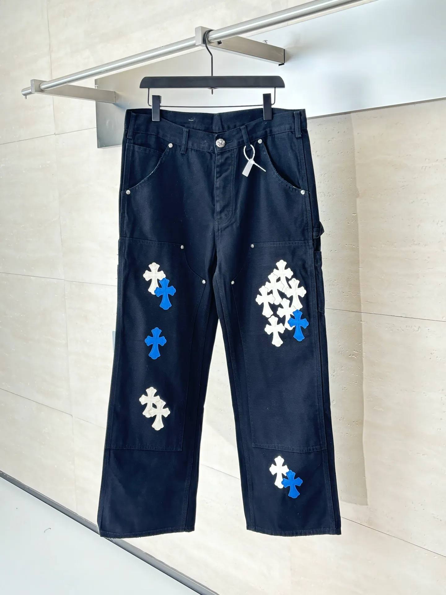 P670 Chrome Heart*/Chrome Heart CH leather work jeans are made of twill high-ounce washed denim fabric, exclusive ch-specific logging overalls pattern (not Levi's Vintage) custom-woven and dyed fabric, and the two-color cross is cowhide + sheepskin (all leather imported from Italy is custom-dyed separately, with consistent texture and no color difference). The stitch length, thread color, and wiring of the car are exactly the same. The inner lining is jacquard, with embroidery on the waist, 925 silver hardware, and heavy-duty washing and manual polishing.  Size: 32/34/36/38